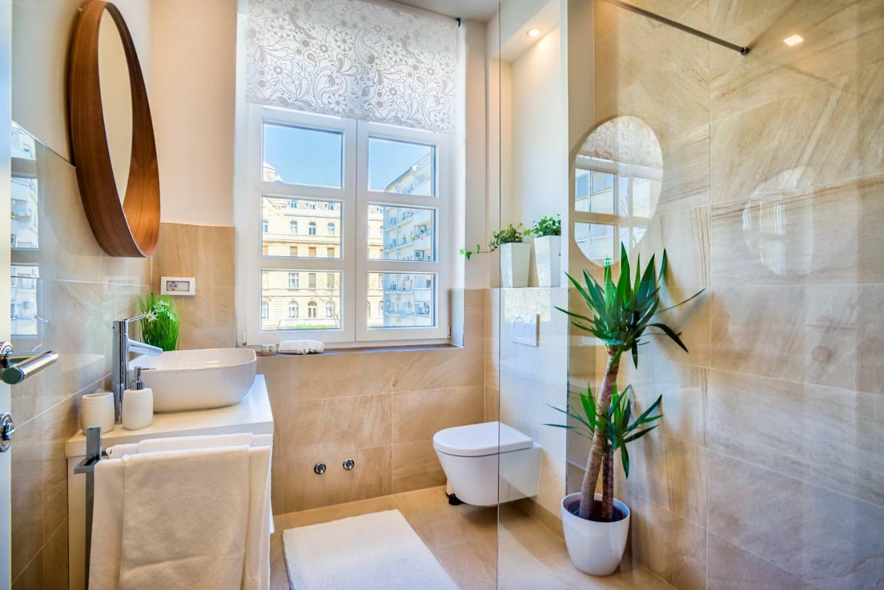 Parkside With Free Parking Apartma